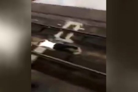Bakı metrosunda gənc oğlan özünü relslərin üstünə atdı -