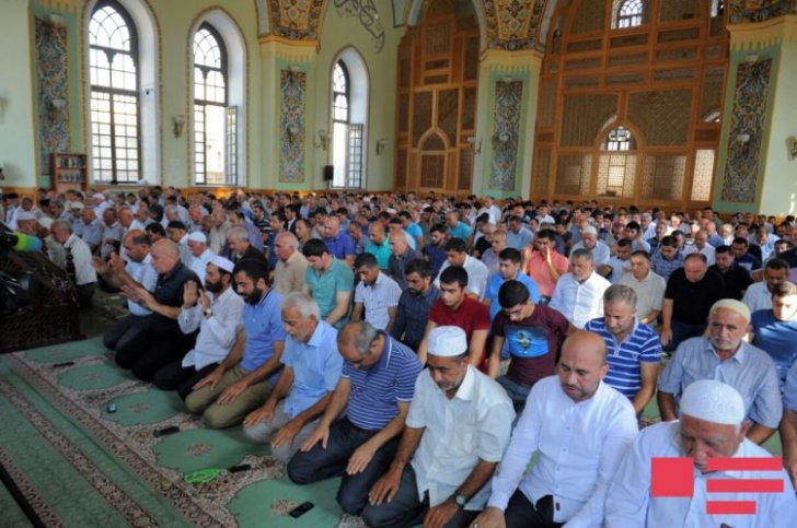 Azərbaycan məscidlərində bayram namazı qılınıb