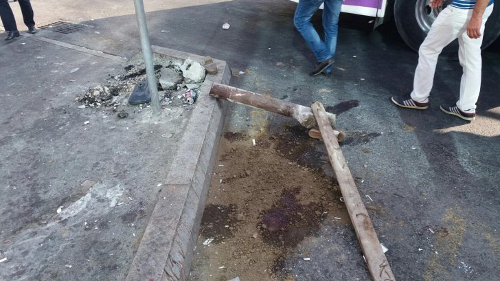 Bakıda avtobus dayanacağa çırpıldı: Yaralanan var - Bakıda avtobus dayanacağa çırpıldı: Yaralanan var -