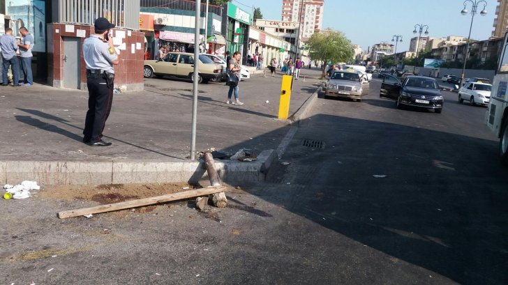 Bakıda avtobus dayanacağa çırpıldı: Yaralanan var - Bakıda avtobus dayanacağa çırpıldı: Yaralanan var -