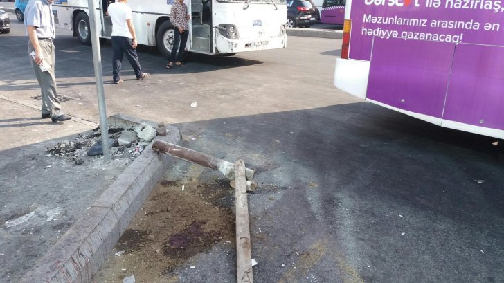 Bakıda avtobus dayanacağa çırpıldı: Yaralanan var - Bakıda avtobus dayanacağa çırpıldı: Yaralanan var -