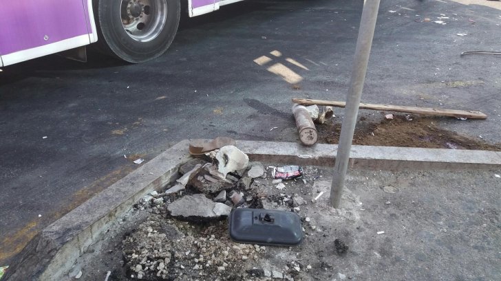 Bakıda avtobus dayanacağa çırpıldı: Yaralanan var - Bakıda avtobus dayanacağa çırpıldı: Yaralanan var -