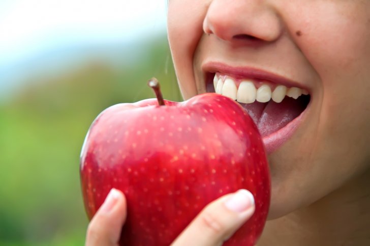 Dişlərinizi ağappaq edəcək TƏBİİ VASİTƏ: