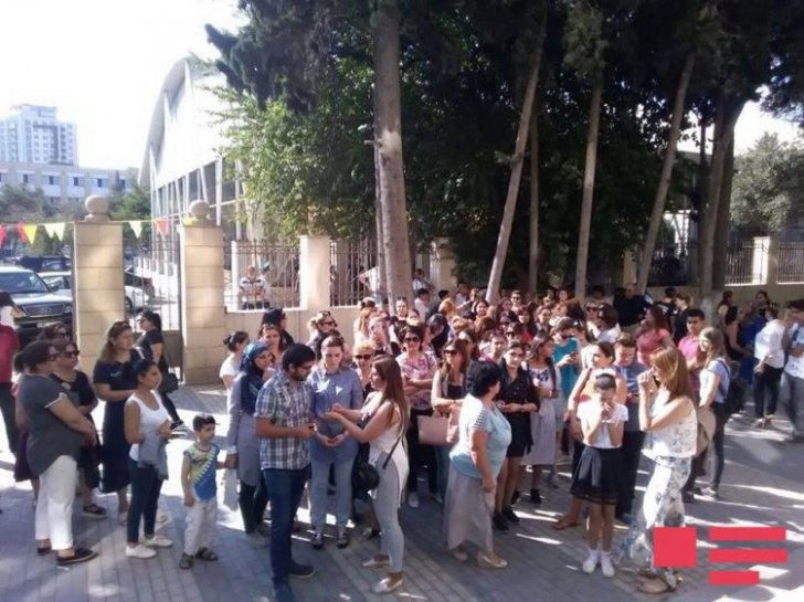 Məktəb Lisey Kompleksində təhsil alan şagirdlərin valideynləri aksiya keçirir - Məktəb Lisey Kompleksində təhsil alan şagirdlərin valideynləri aksiya keçirir -