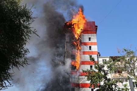 Rusiyada hotel yanır: İnsanlar pəncərədən özünü atır -