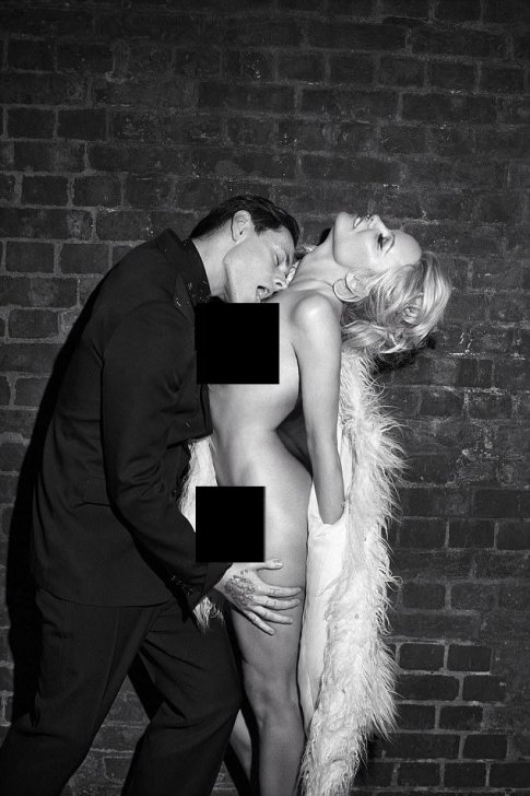 Pamela Anderson və balet rəqqası çılpaq Pamela Anderson və balet rəqqası çılpaq