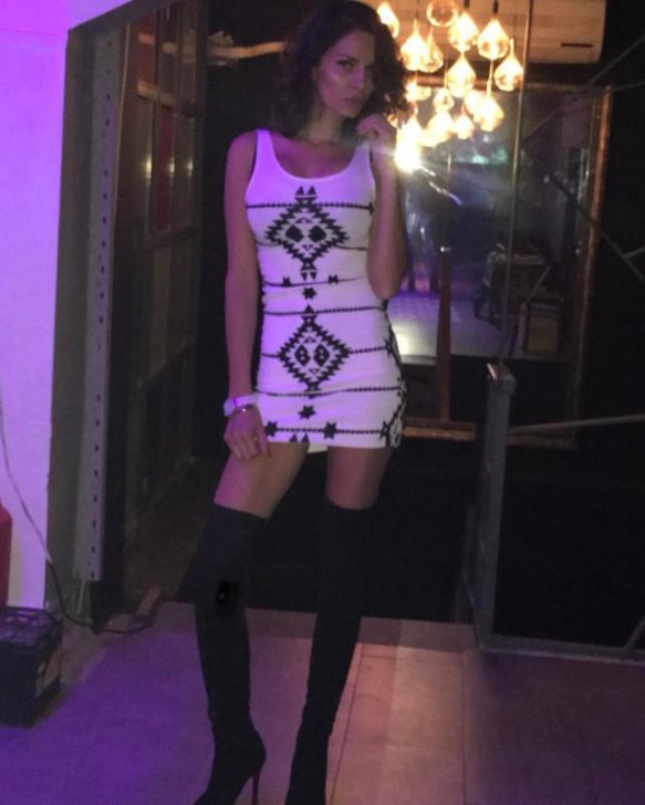Modeli yatırıb başına oyun açdı - Modeli yatırıb başına oyun açdı -