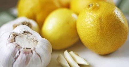 Arıqladan, xərçəngdən qoruyan limon-sarımsaq qarışımı -