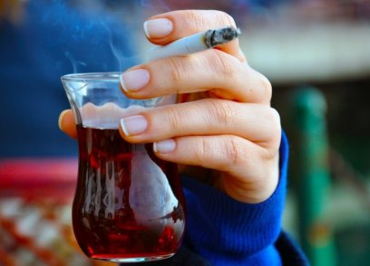 Çay içə-içə siqaret çəkən kişilərə