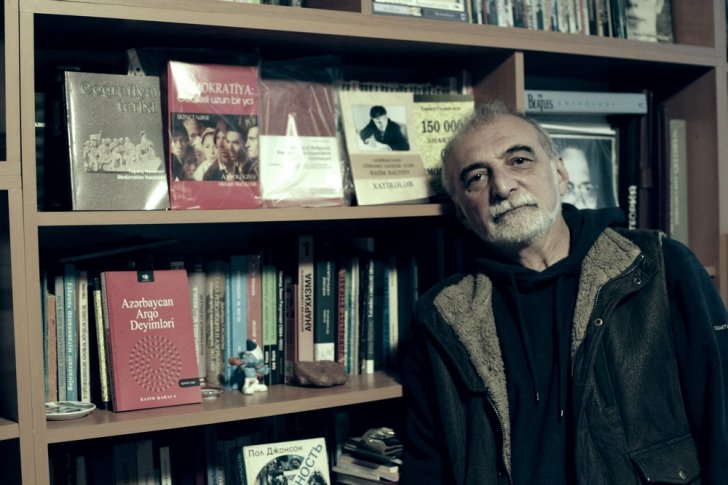 Hikmət Hacızadə: "Azərbaycan demokratiya okeanında ada kimi qala bilməz"