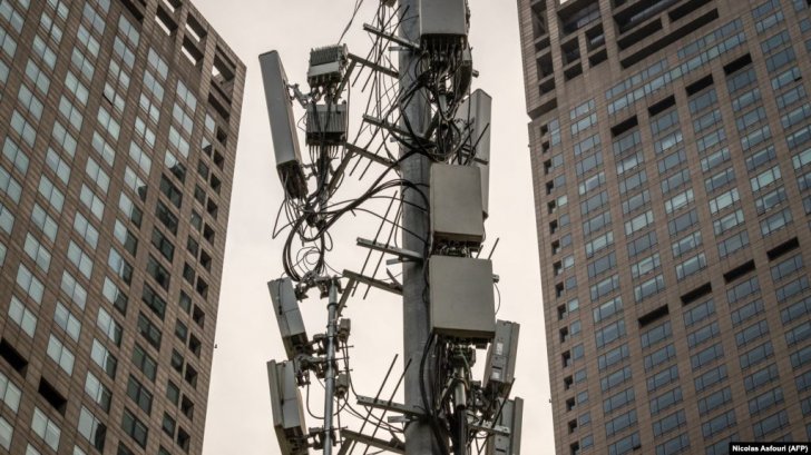 Koronavirusun olduğuna inanmayanlar 5G qülləsini yandırıblar