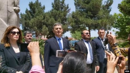 Müxalifət qurumları Məhəmməd Əmin Rəsulzadənin abidəsini ziyarət edib