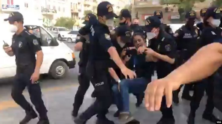 AXCP fəallarından polis zorakılığına