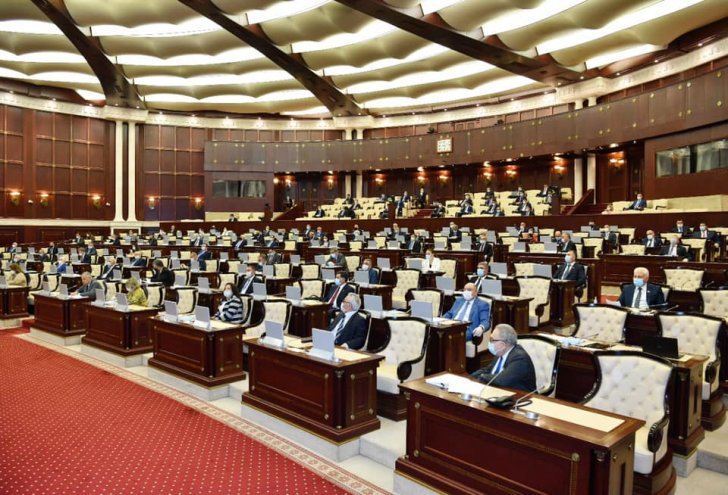 Koronavirusa görə dövlətdən yardım alan deputatlar -