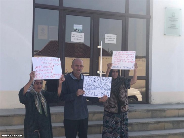 Türkanda “öldürülən” nənələr etiraz aksiyası keçirdi -