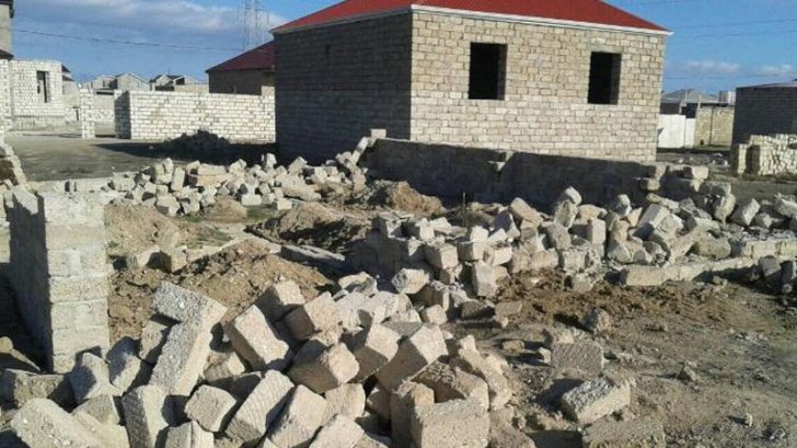 Rəsmi şəxslər döyüşən əsgərin evinin dağıdılmasına haqq qazandırdı