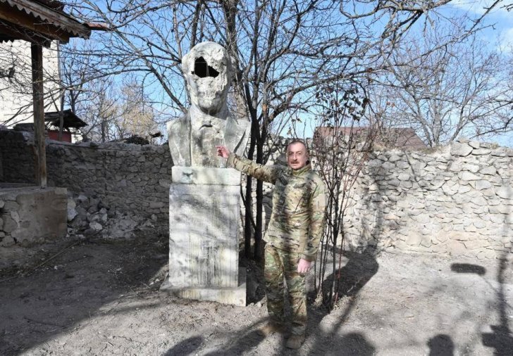 İlham Əliyev: Açıq deməliyəm ki, ermənilər büstləri Heydər Əliyevə pulla satdılar İlham Əliyev: Açıq deməliyəm ki, ermənilər büstləri Heydər Əliyevə pulla satdılar