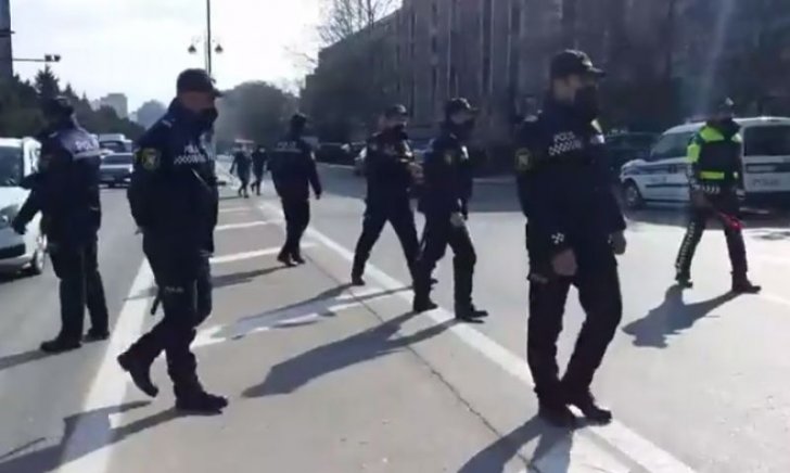 Şəhid ailələri Tbilisi prospektində yolu bağlayıblar -