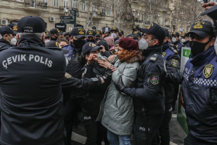 Bakıda polis feministlərin "8 Marş - Haqlarımız Uğrunda" aksiyasını dağıdıb