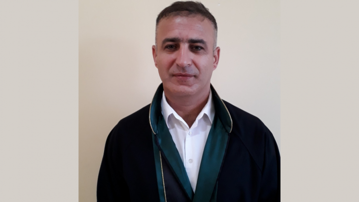 Polis tərəfindən döyüldüyünü deyən vəkil prokurorluğa ŞİKAYƏT EDİB