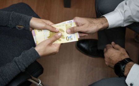 Bakıda 50 manat verməyən şagirdlər dərsə buraxılmadı