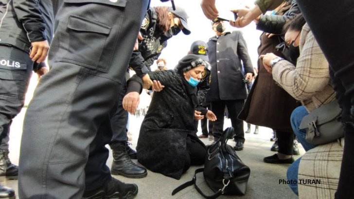 Polis "Tərtər işi" üzrə mühakimə olunanların qohumlarının aksiyasının qarşısını alıb