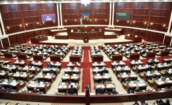 Media haqqında qalmaqallı qanun layihəsi ikinci oxunuşda da qəbul edilib
