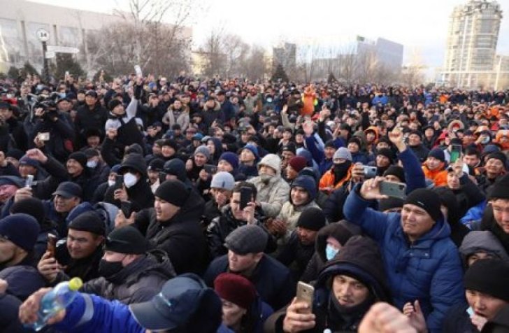 Etirazçılar Almatıda meriyanı və prokurorluğu ələ keçirib