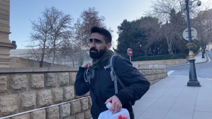 Qiyas İbrahimov Prezident Administrasiyası qarşısında özünü yandırmağa cəhd edib - FOTO