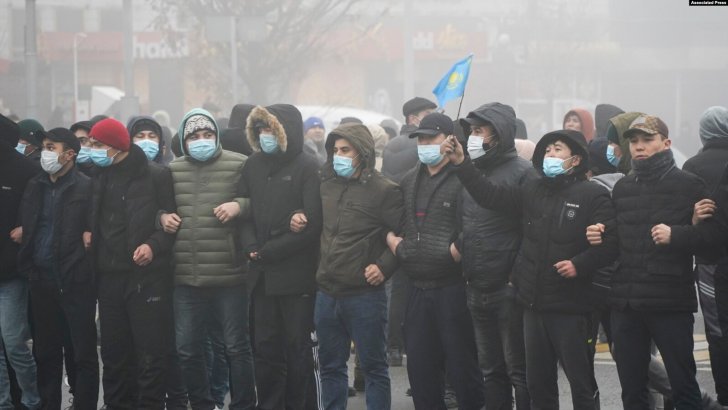 Qazaxıstanın Janaozen şəhərində insanlar yenidən küçələrə axışıb