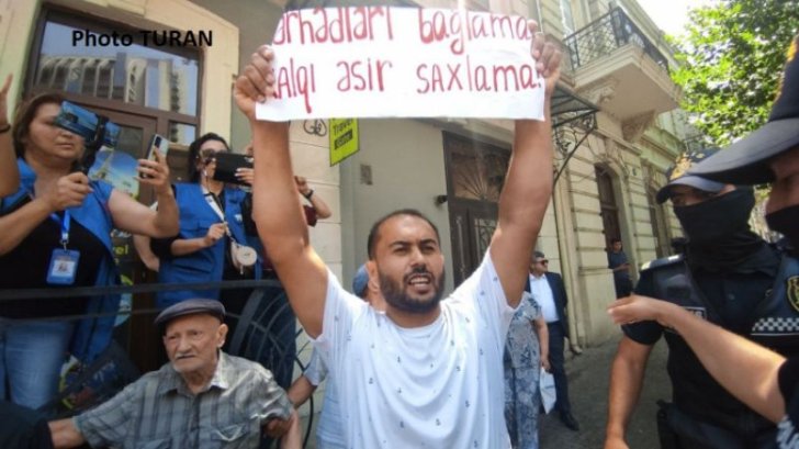 Bakıda quru sərhədlərin açılması tələbi ilə etiraz aksiyası keçirilib