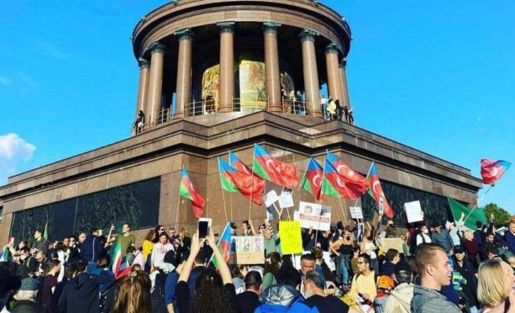 Berlin mitinqində İran azərbaycanlıları öz bayraqları ilə iştirak edib