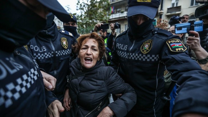 Polis İran səfirliyinin qarşısındakı aksiyanı dağıdıb