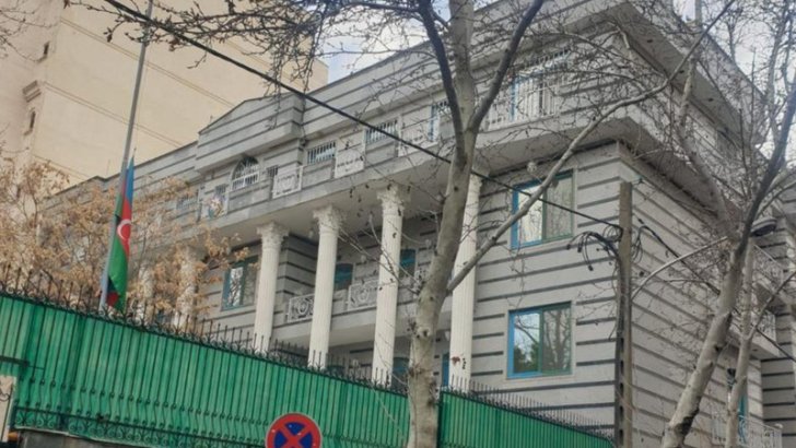 Azərbaycanın İrandakı səfirliyinə silahlı hücum olub: ölən və yaralananlar var