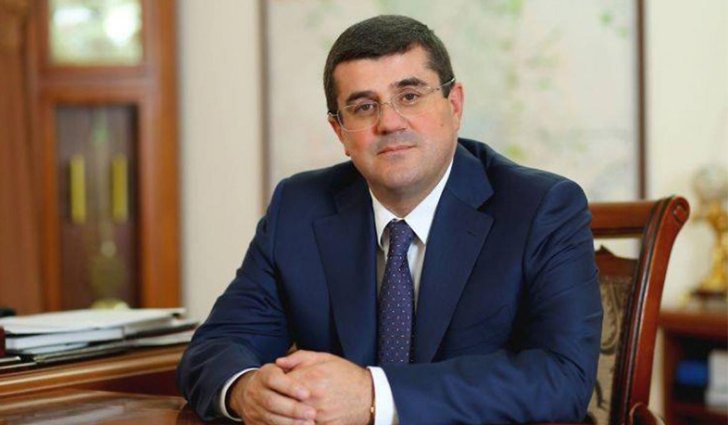 Araik Arutyunyan Moskvaya gedib və istefa verməkdən imtina edib?