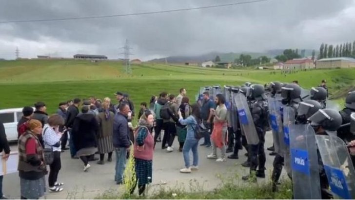 Gədəbəydə etiraz aksiyası: xəsarət alanlar və saxlanılanlar var - VİDEO