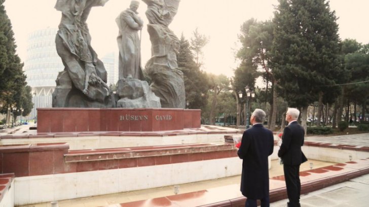 ABŞ və Britaniya səfirləri Bakıda Hüseyn Cavidin abidəsi önündə Navalnını anıblar