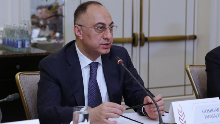 Qoşqar Təhməzlinin yoxlamalar zamanı ayrı-seçkilik etdiyi bildirilir