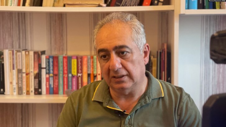 Qubad İbadoğlunun ayağına elektron qolbaq taxılıb