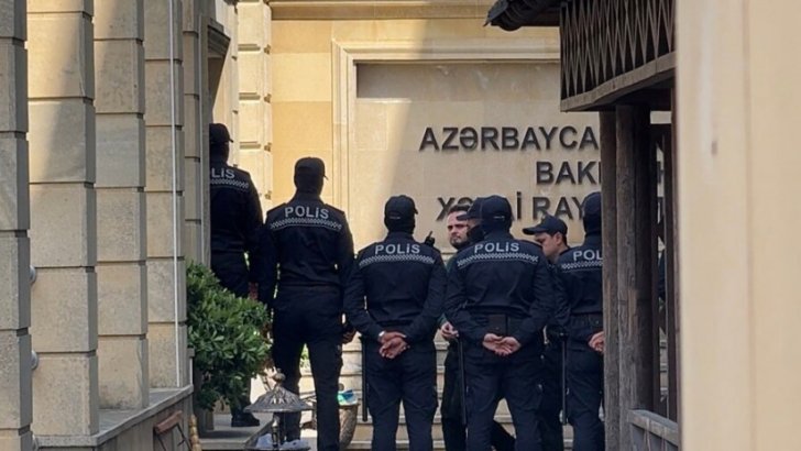 Fərid Mehralızadənin qandallanaraq zorla məhkəməyə gətirildiyi deyilir