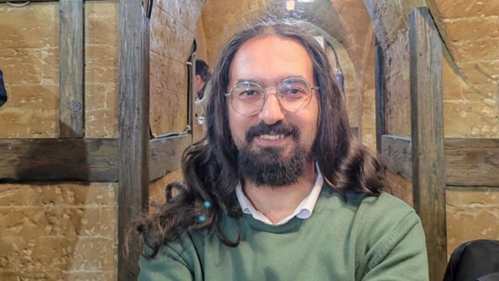 Müəllim "Facebook" paylaşımlarına görə işdən çıxarıldığını deyir